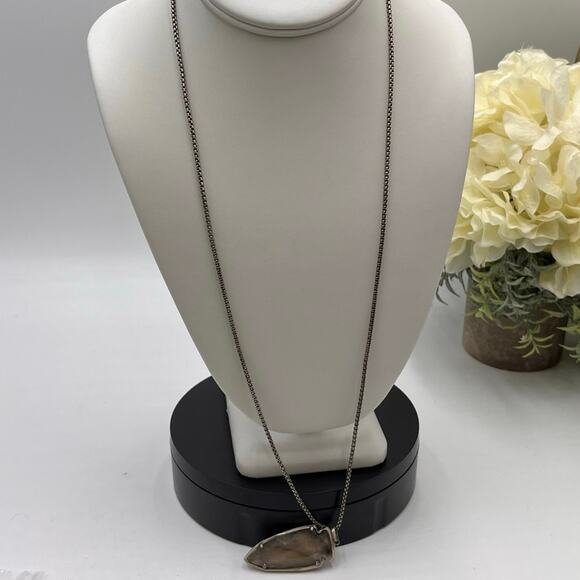 Kendra Scott Kimmy Gray Pearl Arrowhead Antique Silver Pendant Necklace - Picture 1 of 11